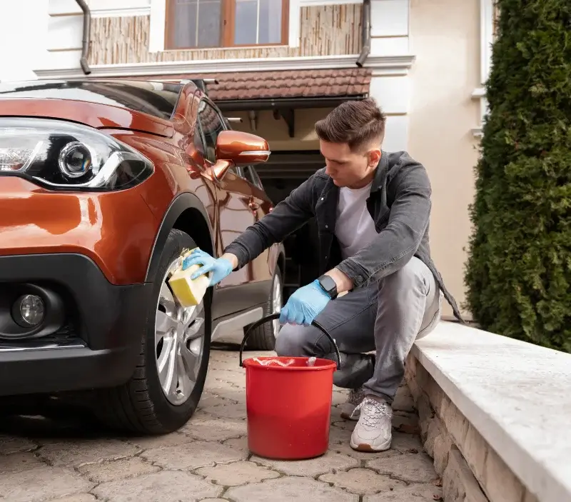 Lavage auto à domicile Airel : professionnel intervenant sur un véhicule